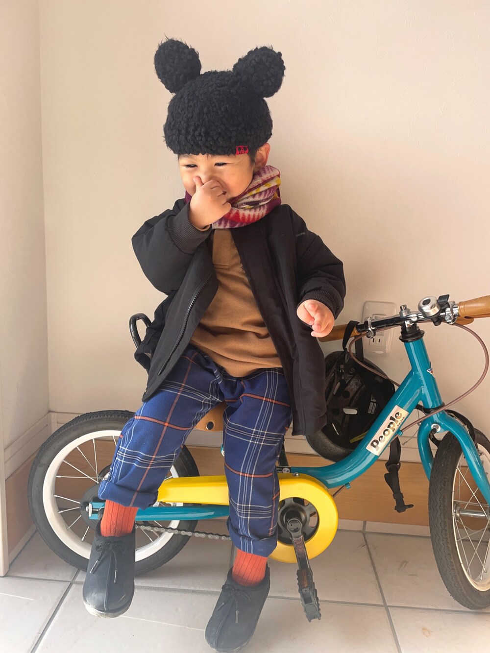 ブラック系のブルゾン、ブルー系のその他パンツ、ブラック系のブーツを着用したキッズの冬コーディネートの3枚目の写真