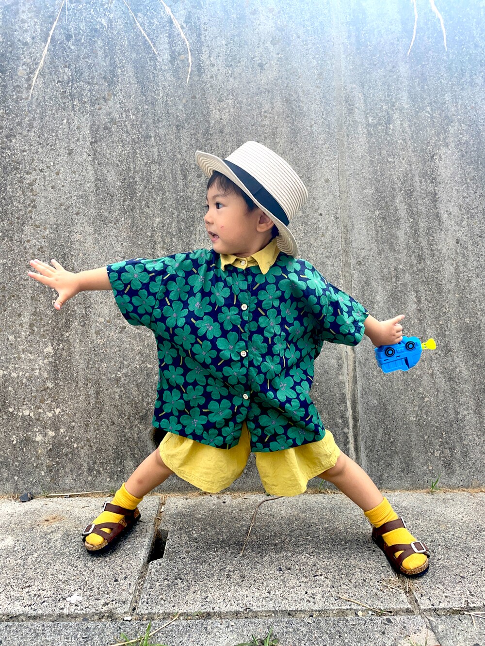 「シャツスタイル、休日コーデ、麦わら帽子、プチプラ、花柄、グリーン、セットアップ、ショートパンツ、ビタミンカラー、夏コーデ、ワントーンコーデ、柄シャツ」｜「DAISOのアイテム（ハット、ベージュ系）」を使った、りつぼーさん（キッズ・90cm）の夏コーディネートの3枚目の写真