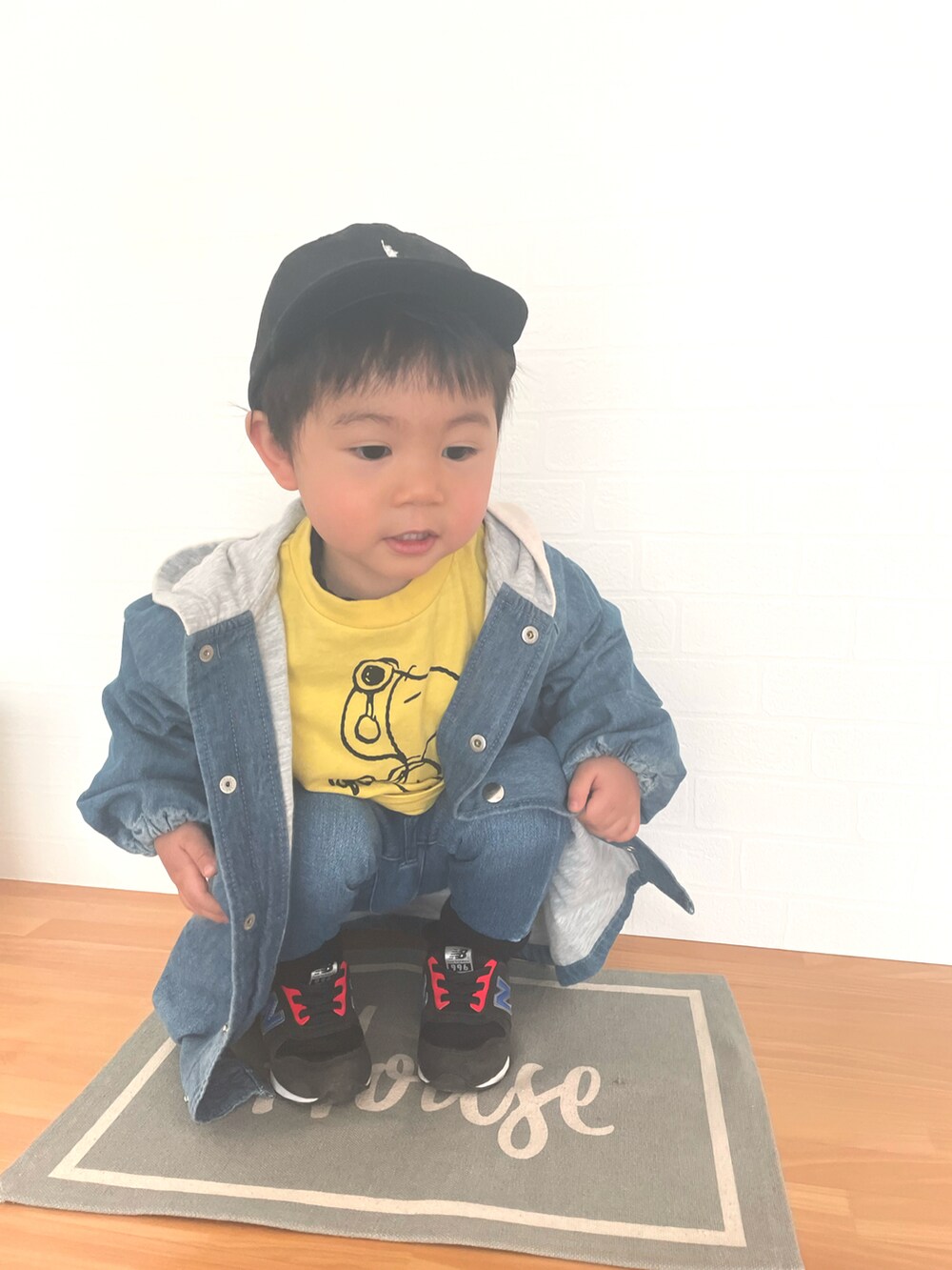 イエロー系のTシャツ/カットソー、ブルー系のデニムパンツ、ブラック系のスニーカーを着用したキッズの春コーディネートの3枚目の写真