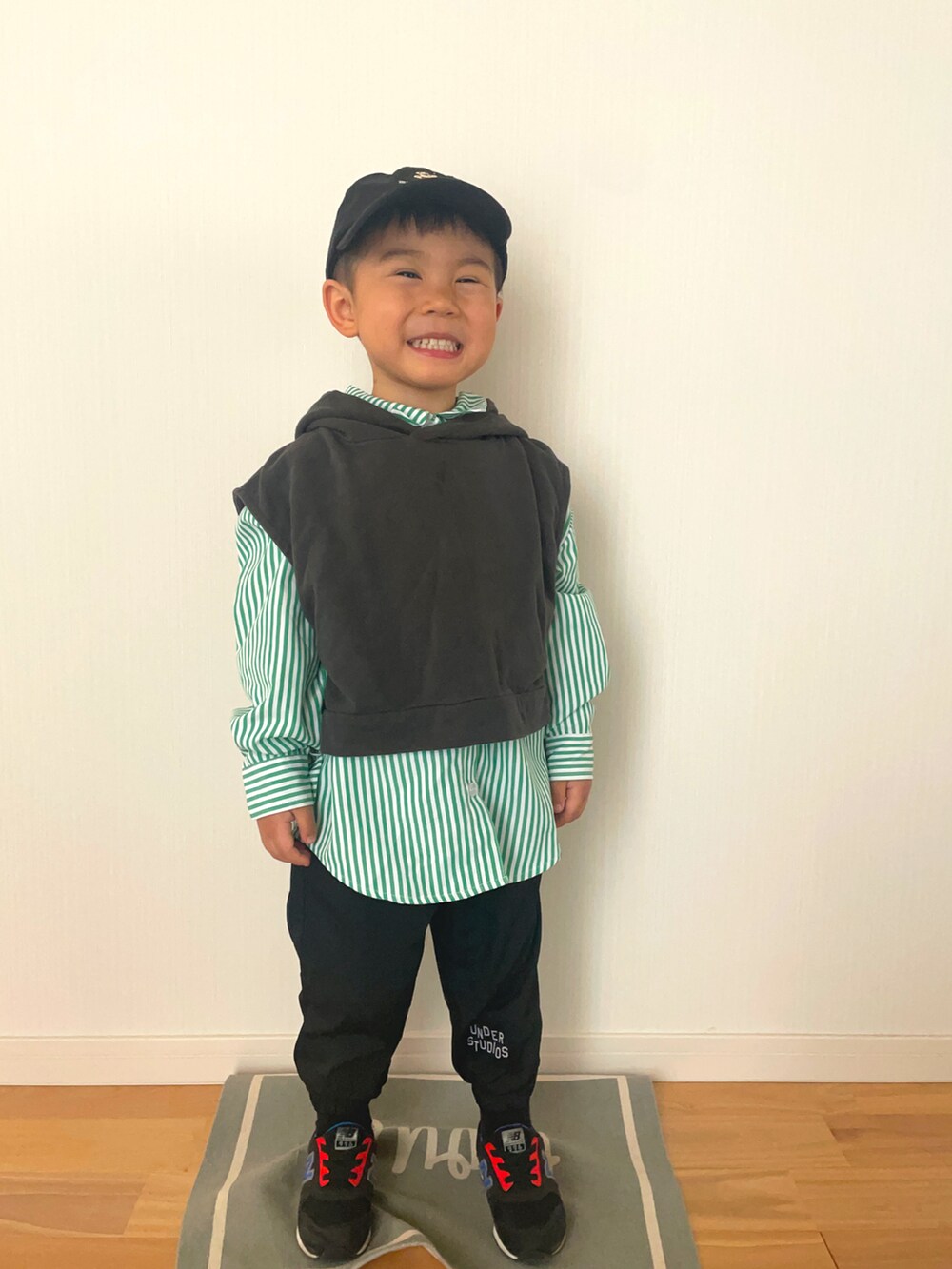 グレー系のスウェット、グリーン系のシャツ/ブラウス、ブラック系のその他パンツを着用したキッズの春コーディネートの2枚目の写真