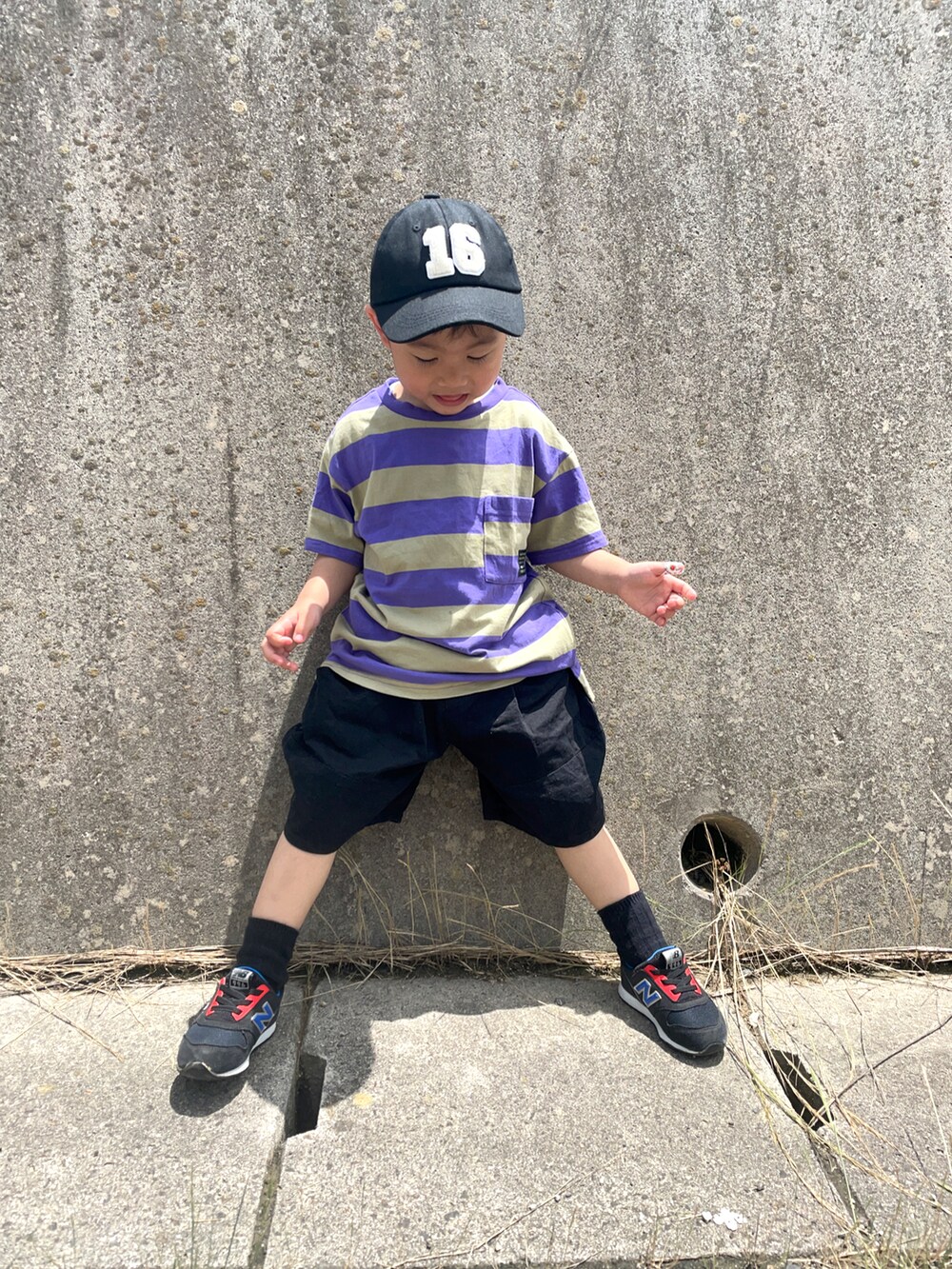 ベージュ系のTシャツ/カットソー、ブラック系のパンツ、ブラック系のスニーカーを着用したキッズの夏コーディネートの2枚目の写真