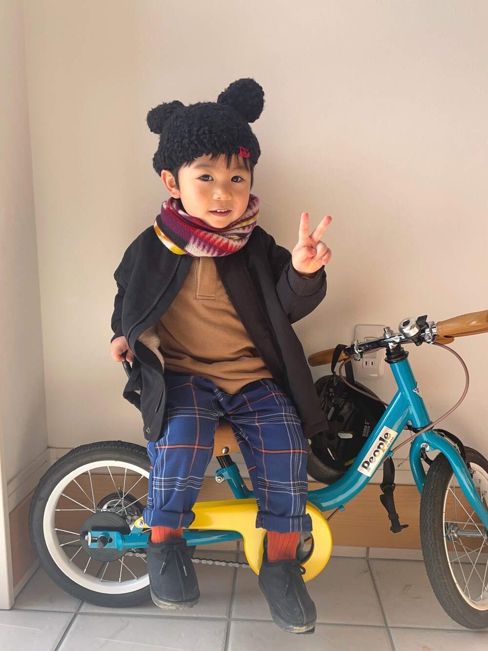 ブラック系のブルゾン、ブルー系のその他パンツ、ブラック系のブーツを着用したキッズの冬コーディネートの5枚目の写真