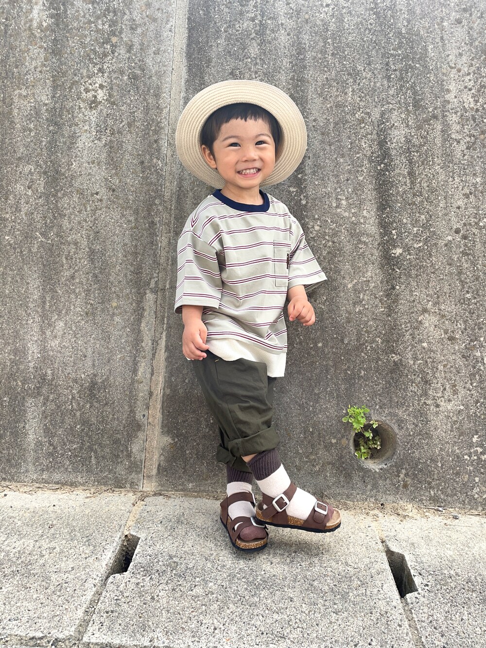 「休日コーデ、ビッグシルエット、カンカン帽、サンダルに靴下、サンダル、ボーダー、麦わら帽子」｜「DAISOのアイテム（ハット、ベージュ系）」を使った、りつぼーさん（キッズ・90cm）の春コーディネートの2枚目の写真