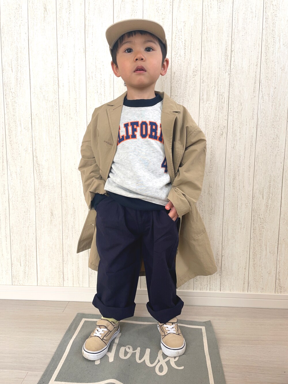 グレー系のスウェット、ブルー系のその他パンツ、ベージュ系のステンカラーコートを着用したキッズの冬コーディネートの2枚目の写真