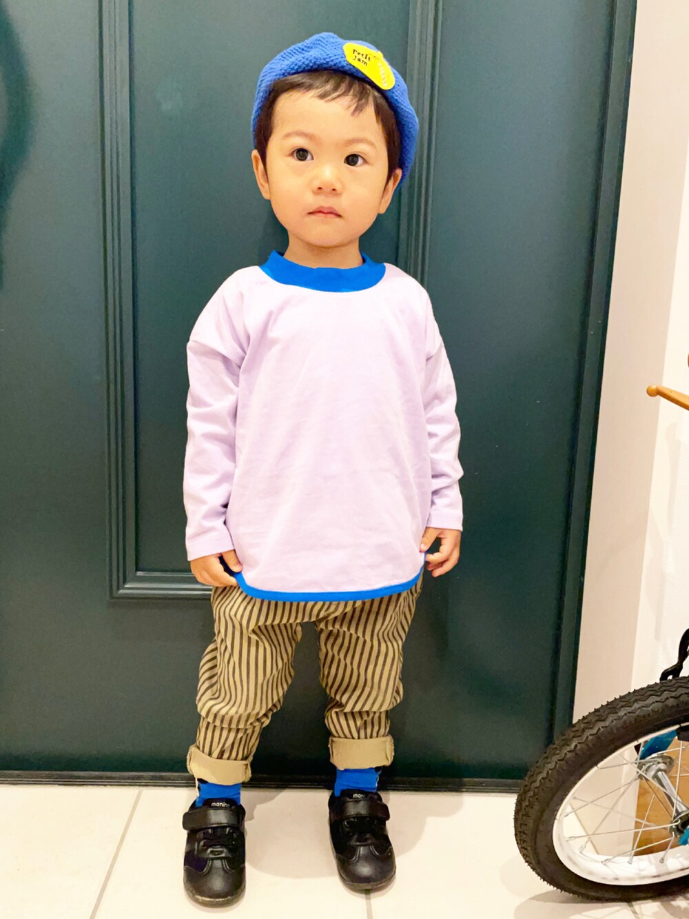 パープル系のTシャツ/カットソー、ブラック系のその他パンツ、ブラック系のスニーカーを着用したキッズの春コーディネートの2枚目の写真