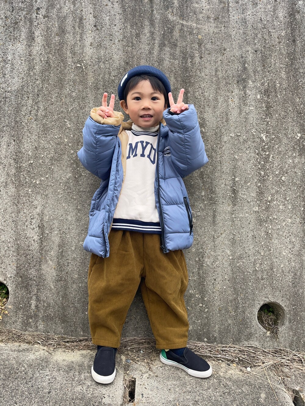 「ファッションを楽しもう、お出かけコーデ、シンプルコーデ、ブラウン、ロゴT、スリッポン、冬コーデ、スポーツミックス、プチプラ、コーデュロイ、ダウンジャケット」｜「CIAOPANIC TYPYの【KIDS】ニット帽（ニットキャップ/ビーニー、ブルー系）」を使った、りつぼーさん（キッズ・90cm）の秋コーディネートの3枚目の写真