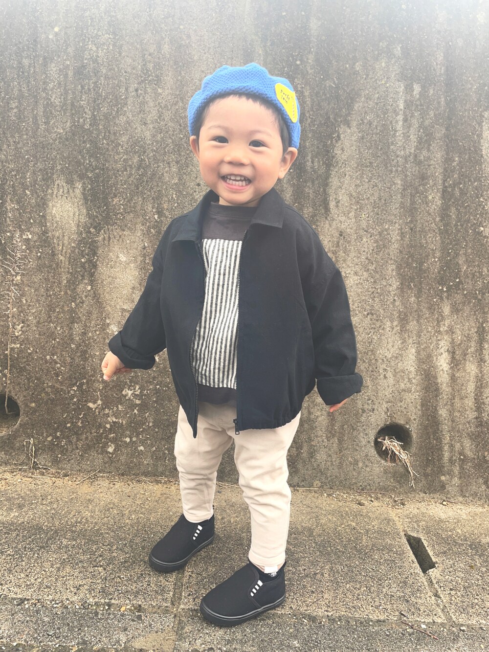 「はじめましてコーデ、スリッポン、春アウター、おしゃれさんと繋がりたい、ストライプ、パステル映える春、ベレー帽、モード、白パンツ」｜「b・ROOMのストレッチツイルサルエルパンツ（その他パンツ、ホワイト系）」を使った、りつぼーさん（キッズ・90cm）の春コーディネートの3枚目の写真