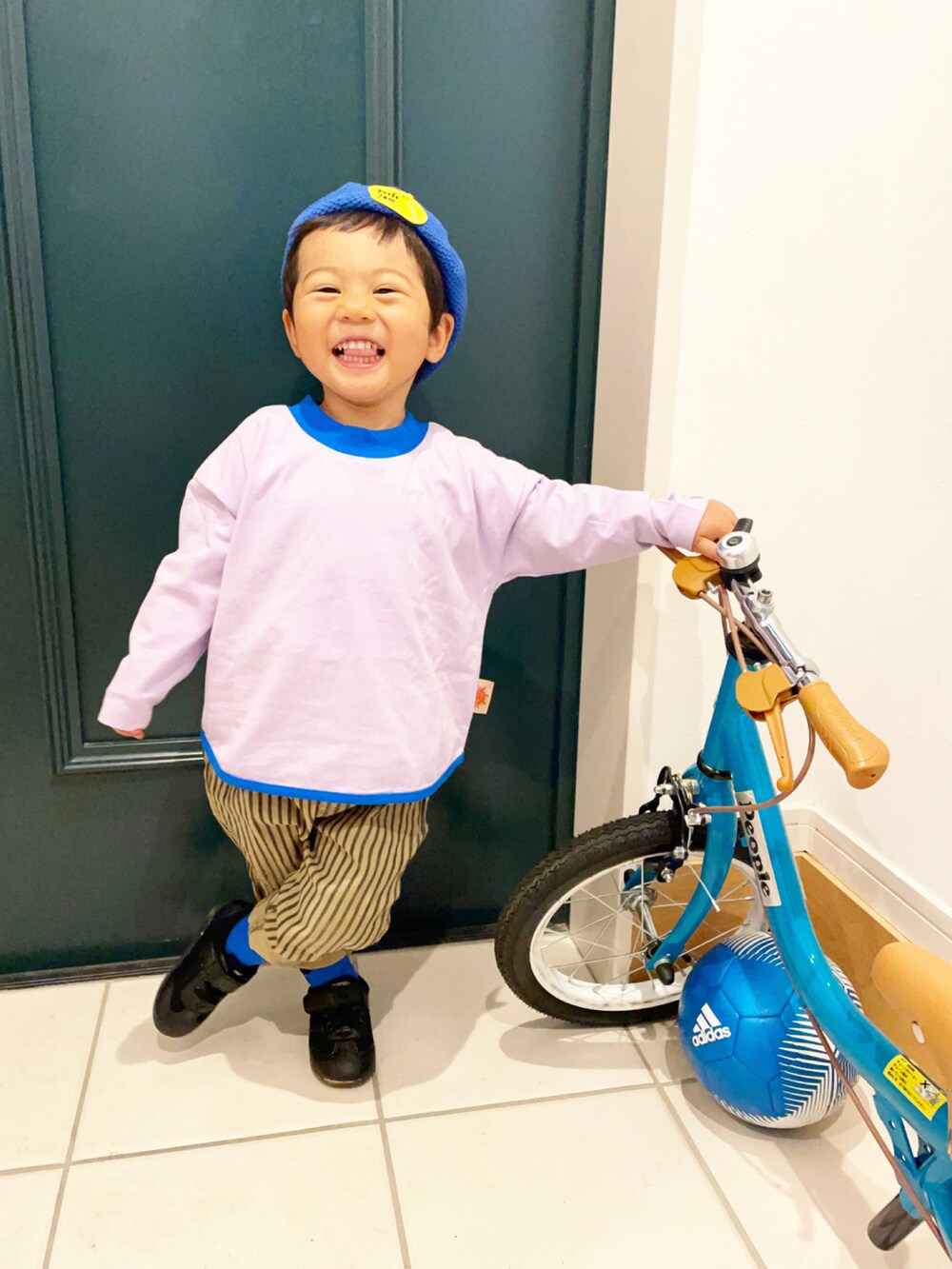 パープル系のTシャツ/カットソー、ブラック系のその他パンツ、ブラック系のスニーカーを着用したキッズの春コーディネートの3枚目の写真