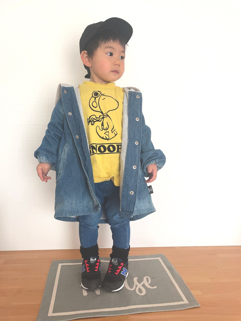 イエロー系のTシャツ/カットソー、ブルー系のデニムパンツ、ブラック系のスニーカーを着用したキッズの春コーディネートの2枚目の写真