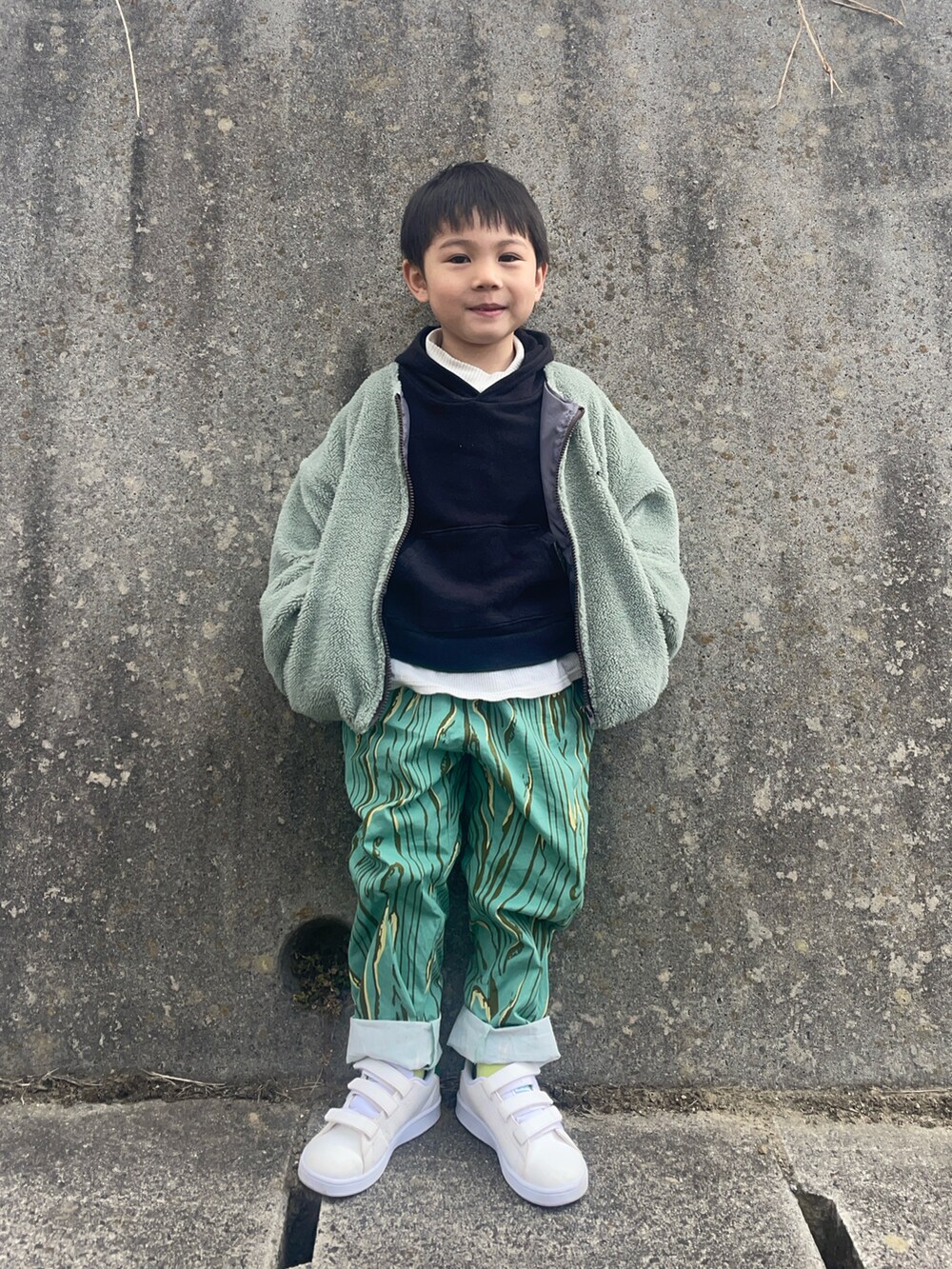 「今日のコーデ、春色、お出かけコーデ、カラーコーデ」｜「BREEZEのアイテム（パーカー、ブラック系）」を使った、りつぼーさん（キッズ・100cm）の冬コーディネートの2枚目の写真