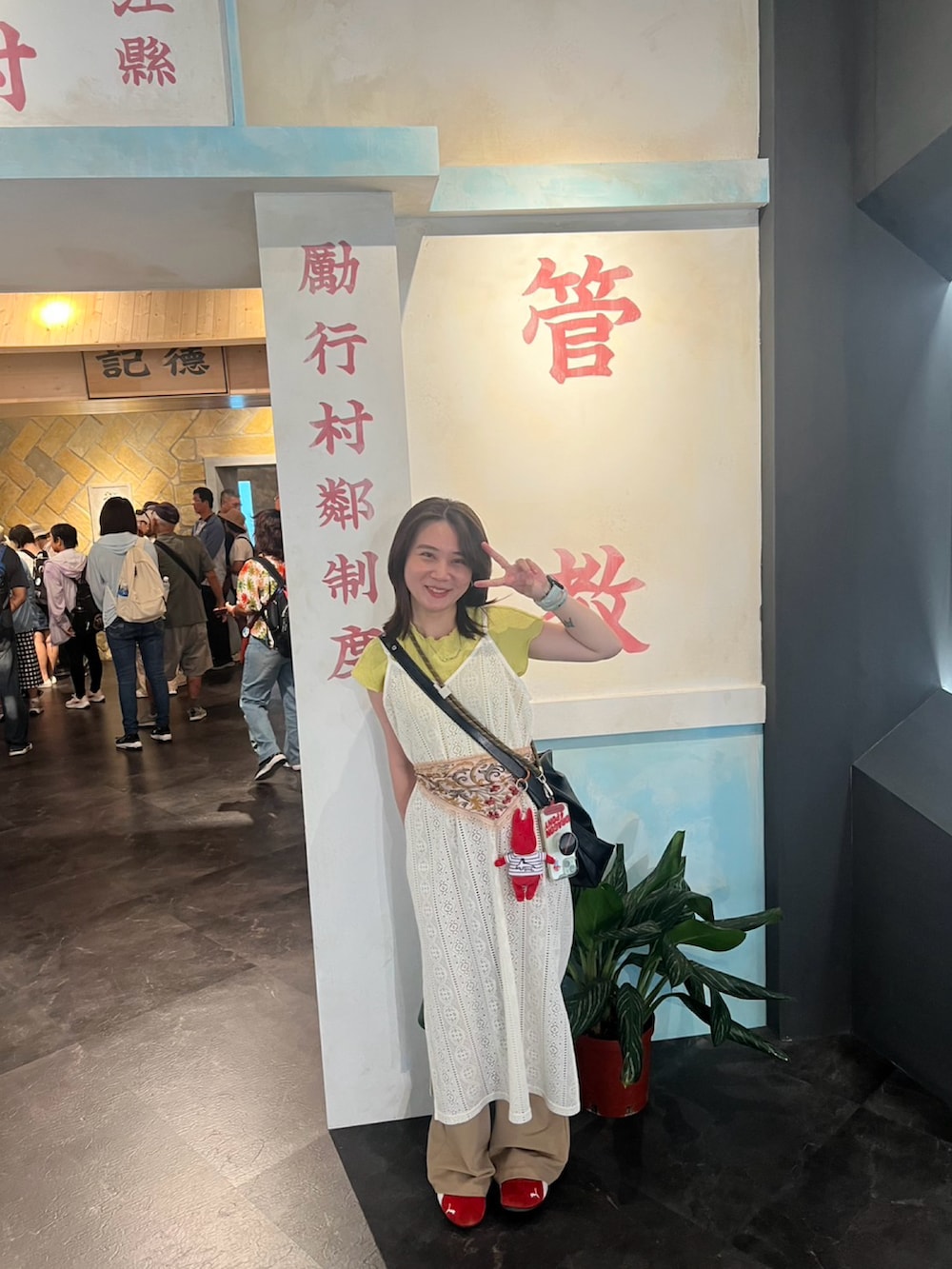 ベージュ系のその他トップス、イエロー系のTシャツ/カットソー、ブラウン系のスラックスを着用したレディースの秋コーディネートの2枚目の写真