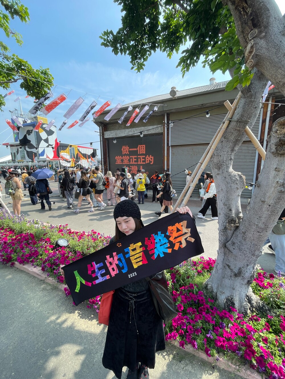 ブラック系のスカート、ブラック系のショルダーバッグ、ブラック系のその他ヘアアクセサリーを着用したレディースの秋コーディネートの2枚目の写真