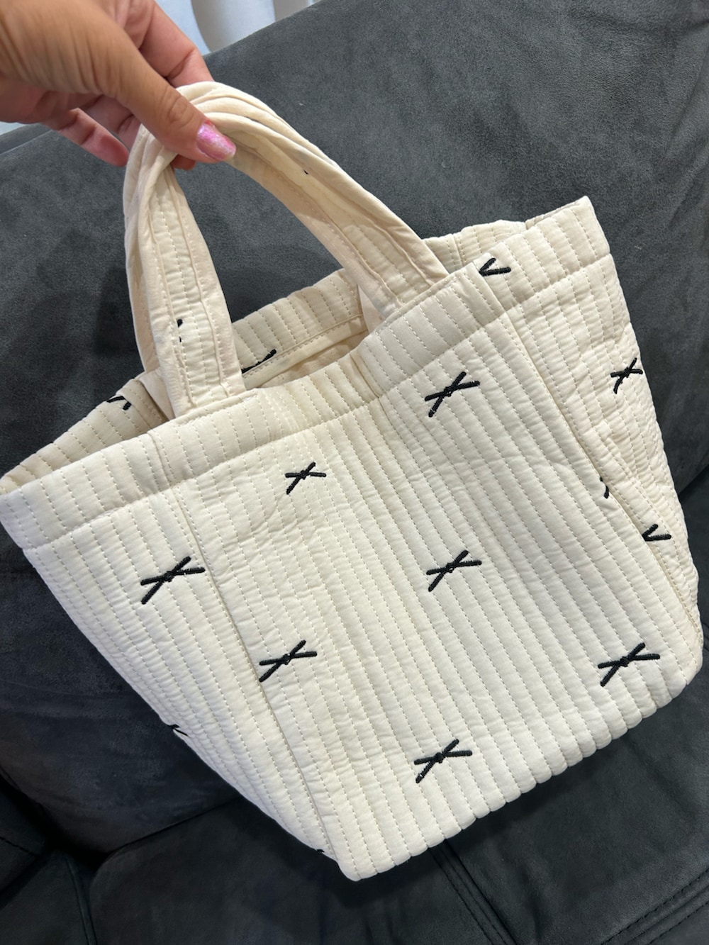 ブルー系のシャツ/ブラウス、ブラック系のキャミソール、ピンク系のサンダルを着用したレディースの夏コーディネートの2枚目の写真