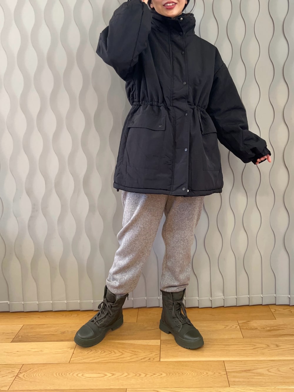 ブラック系のブルゾン、グリーン系のスニーカー、ブラック系のニットキャップ/ビーニーを着用したレディースの冬コーディネートの2枚目の写真