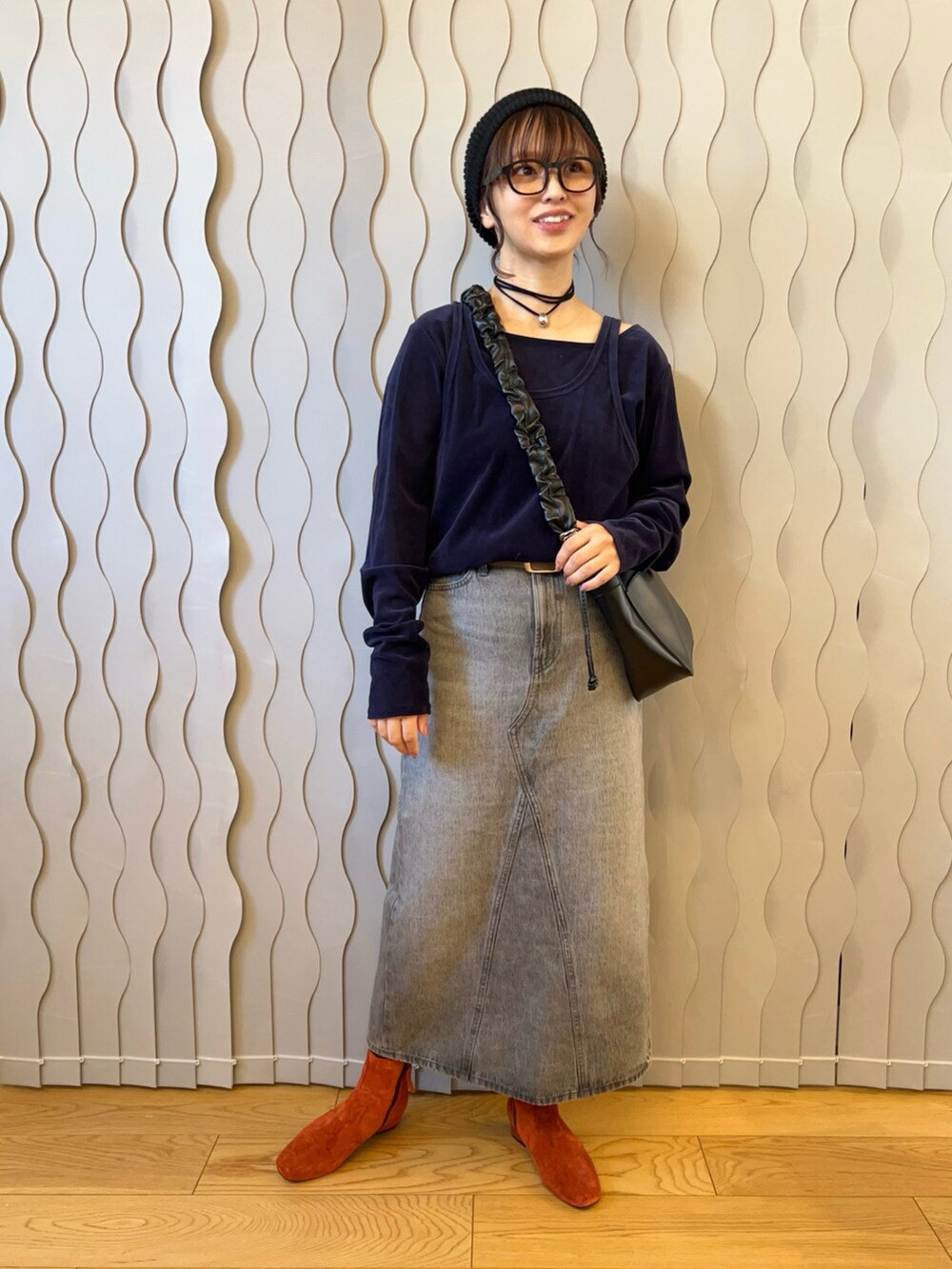 ブルー系のTシャツ/カットソー、ブラック系のショルダーバッグ、グレー系のデニムスカートを着用したレディースの秋コーディネートの2枚目の写真