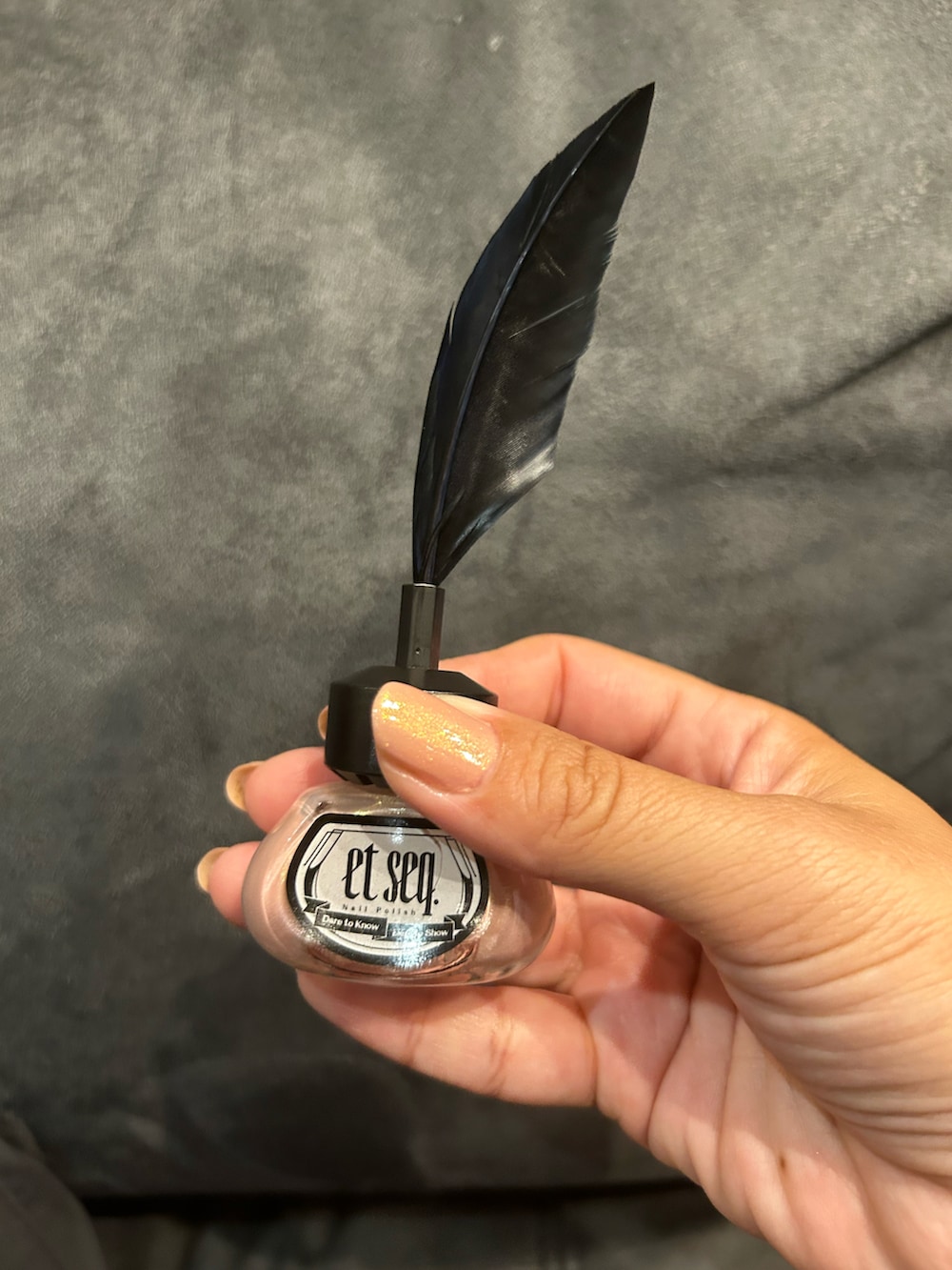 ホワイト系のTシャツ/カットソー、シルバー系のトートバッグ、ブラック系のTシャツ/カットソーを着用したレディースの夏コーディネートの2枚目の写真