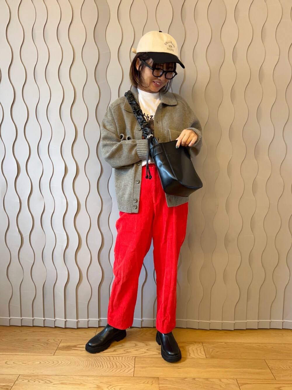 ベージュ系のジャケット/アウター、ホワイト系のTシャツ/カットソー、レッド系のその他パンツを着用したレディースの秋コーディネートの2枚目の写真