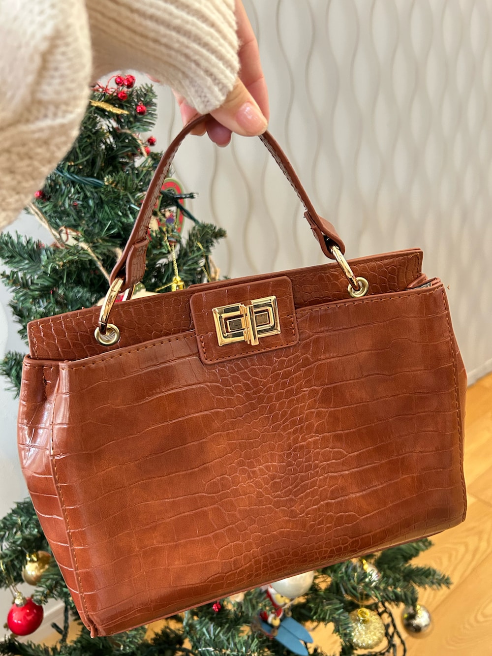 ベージュ系のカーディガン/ボレロ、ベージュ系のスカート、グリーン系のスニーカーを着用したレディースの冬コーディネートの3枚目の写真