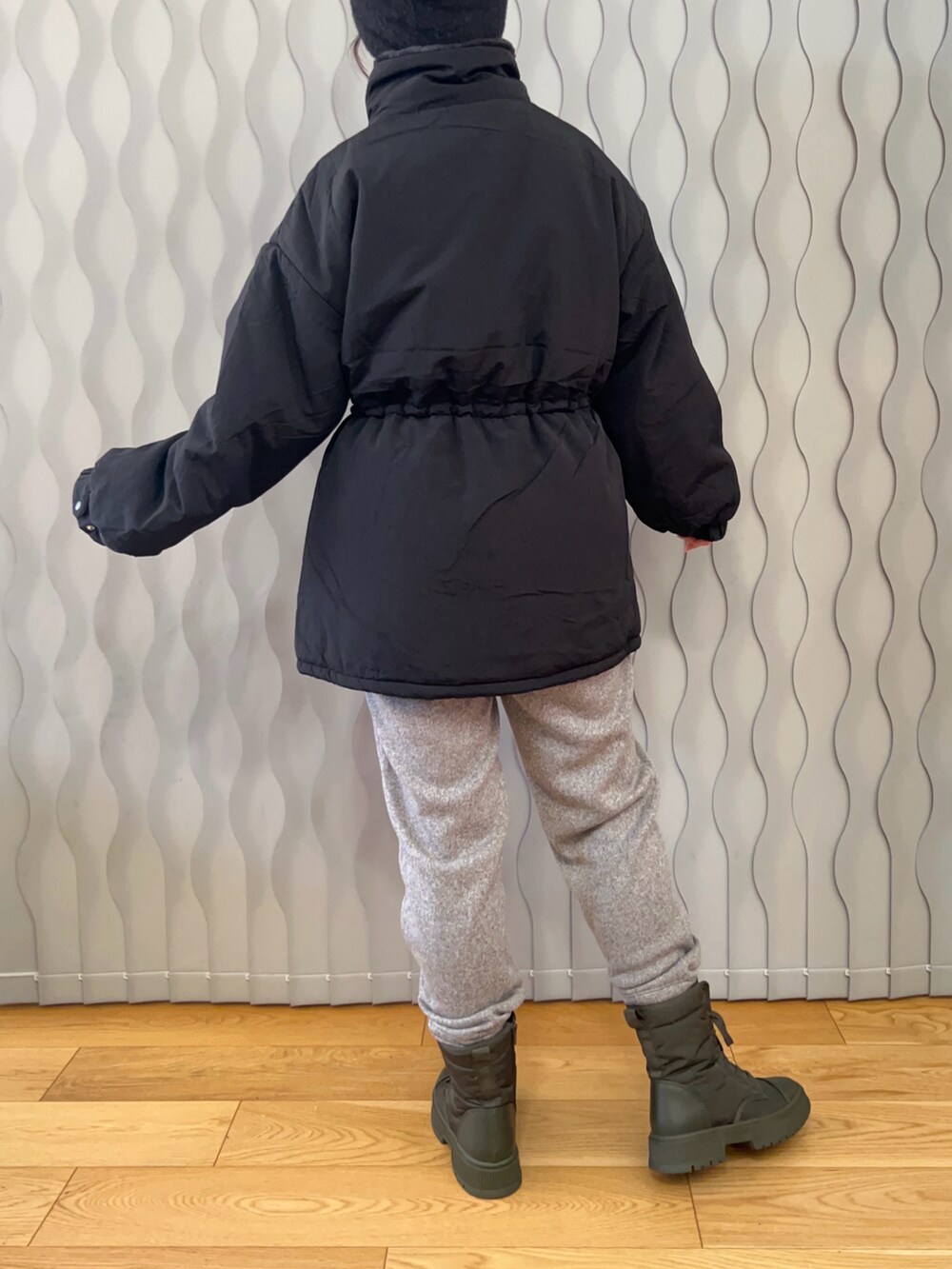 ブラック系のブルゾン、グリーン系のスニーカー、ブラック系のニットキャップ/ビーニーを着用したレディースの冬コーディネートの3枚目の写真