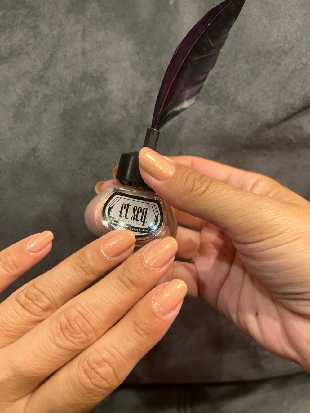 ホワイト系のTシャツ/カットソー、シルバー系のトートバッグ、ブラック系のTシャツ/カットソーを着用したレディースの夏コーディネートの3枚目の写真