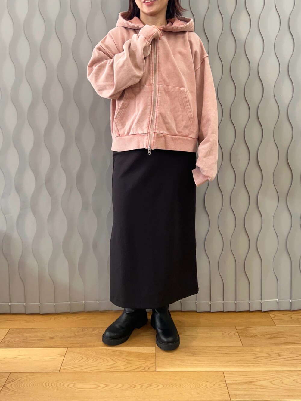 ピンク系のパーカー、シルバー系のトートバッグを着用したレディースの冬コーディネートの3枚目の写真