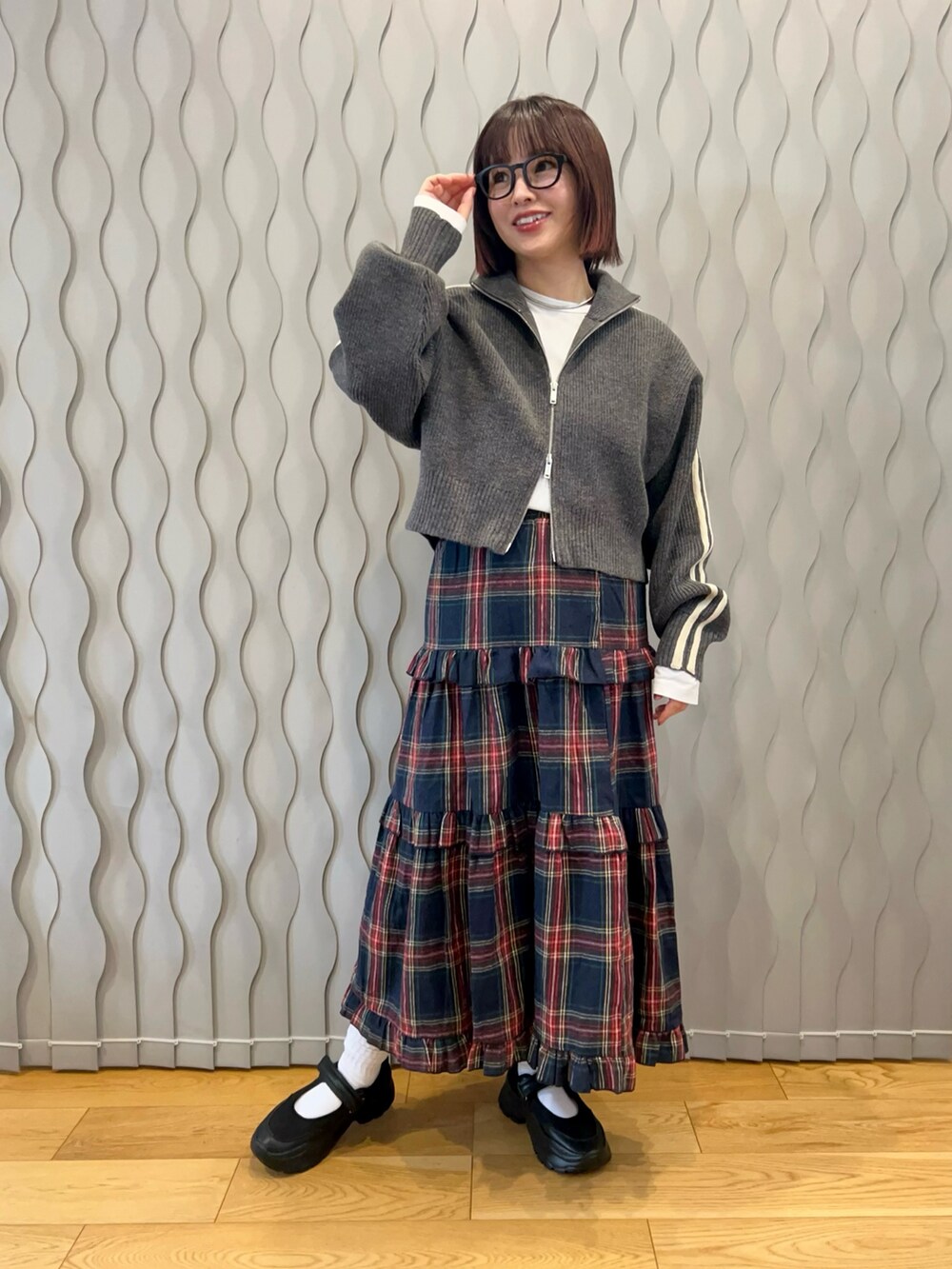 グレー系のニット/セーターを着用したレディースの冬コーディネートの2枚目の写真