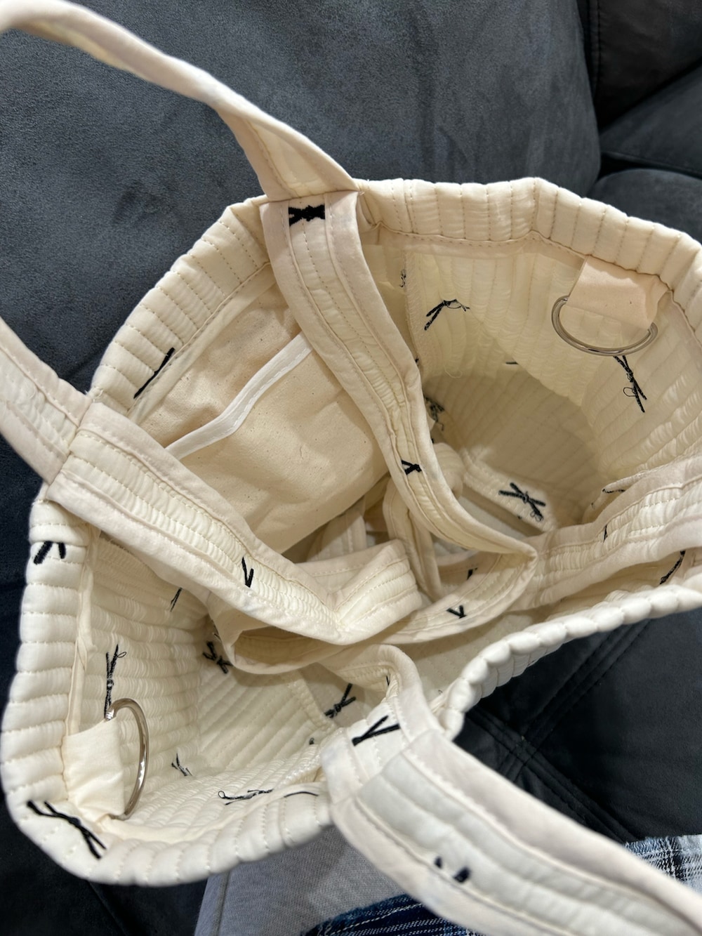 ブルー系のシャツ/ブラウス、ブラック系のキャミソール、ピンク系のサンダルを着用したレディースの夏コーディネートの3枚目の写真