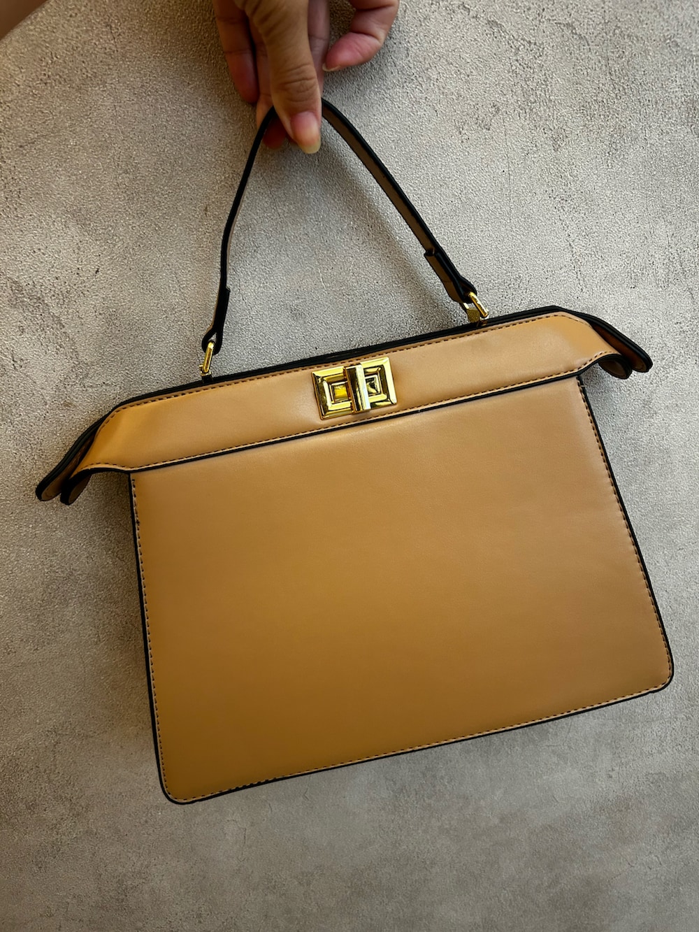 グリーン系のベスト、ホワイト系のワンピース、ベージュ系のショルダーバッグを着用したレディースの秋コーディネートの2枚目の写真