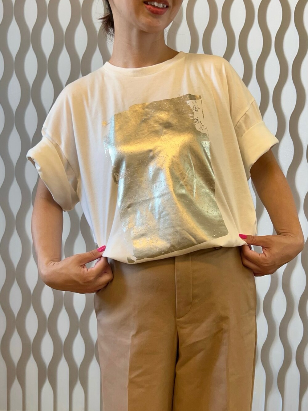 ホワイト系のTシャツ/カットソー、ブラック系のテーラードジャケット、ベージュ系のチノパンツを着用したレディースの夏コーディネートの3枚目の写真