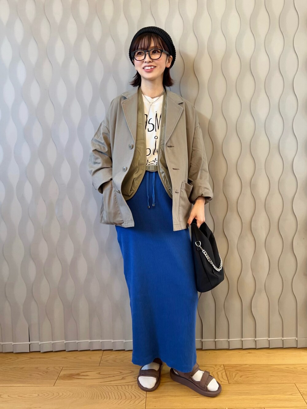 グレー系のジャケット/アウター、グレー系のベスト、ブルー系のスカートを着用したレディースの春コーディネートの2枚目の写真