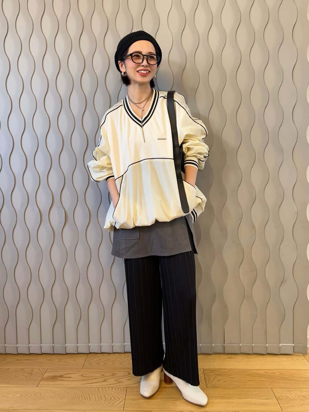 ホワイト系のTシャツ/カットソー、ブラック系のボストンバッグ、グレー系のその他パンツを着用したレディースの冬コーディネートの2枚目の写真