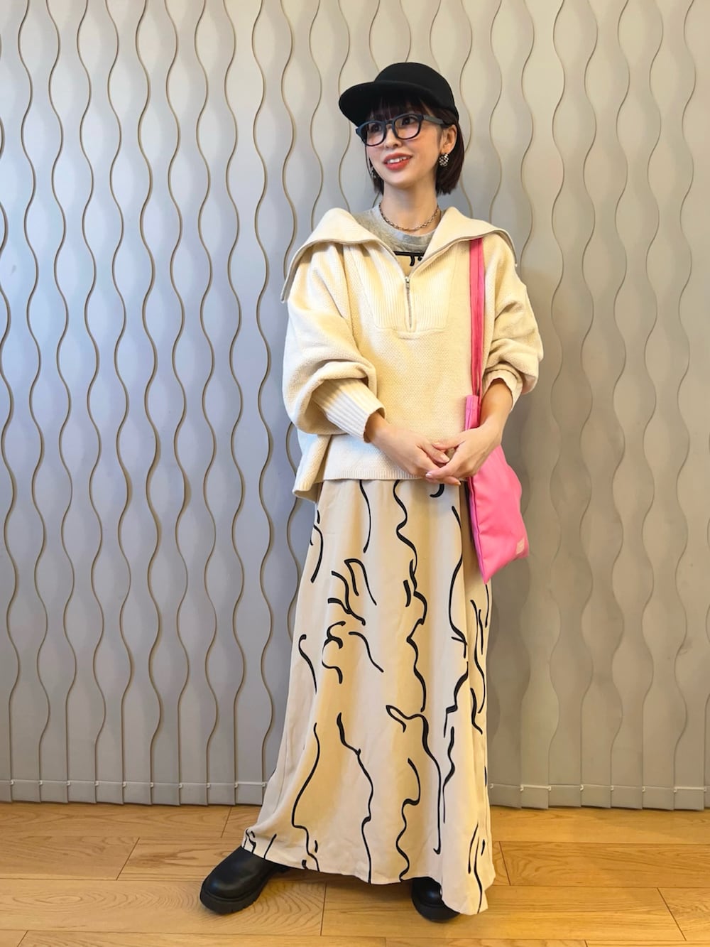 ベージュ系のニット/セーター、ピンク系のトートバッグ、ホワイト系のワンピースを着用したレディースの冬コーディネートの2枚目の写真