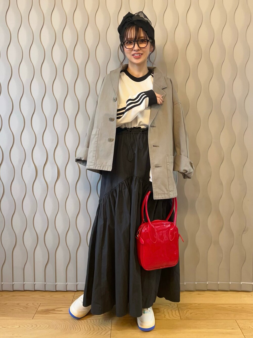 ホワイト系のTシャツ/カットソー、グレー系のジャケット/アウター、レッド系のボストンバッグを着用したレディースの春コーディネートの2枚目の写真