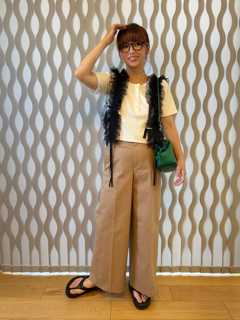 ホワイト系のTシャツ/カットソー、グリーン系のボストンバッグ、ブラック系のサンダルを着用したレディースの夏コーディネートの2枚目の写真