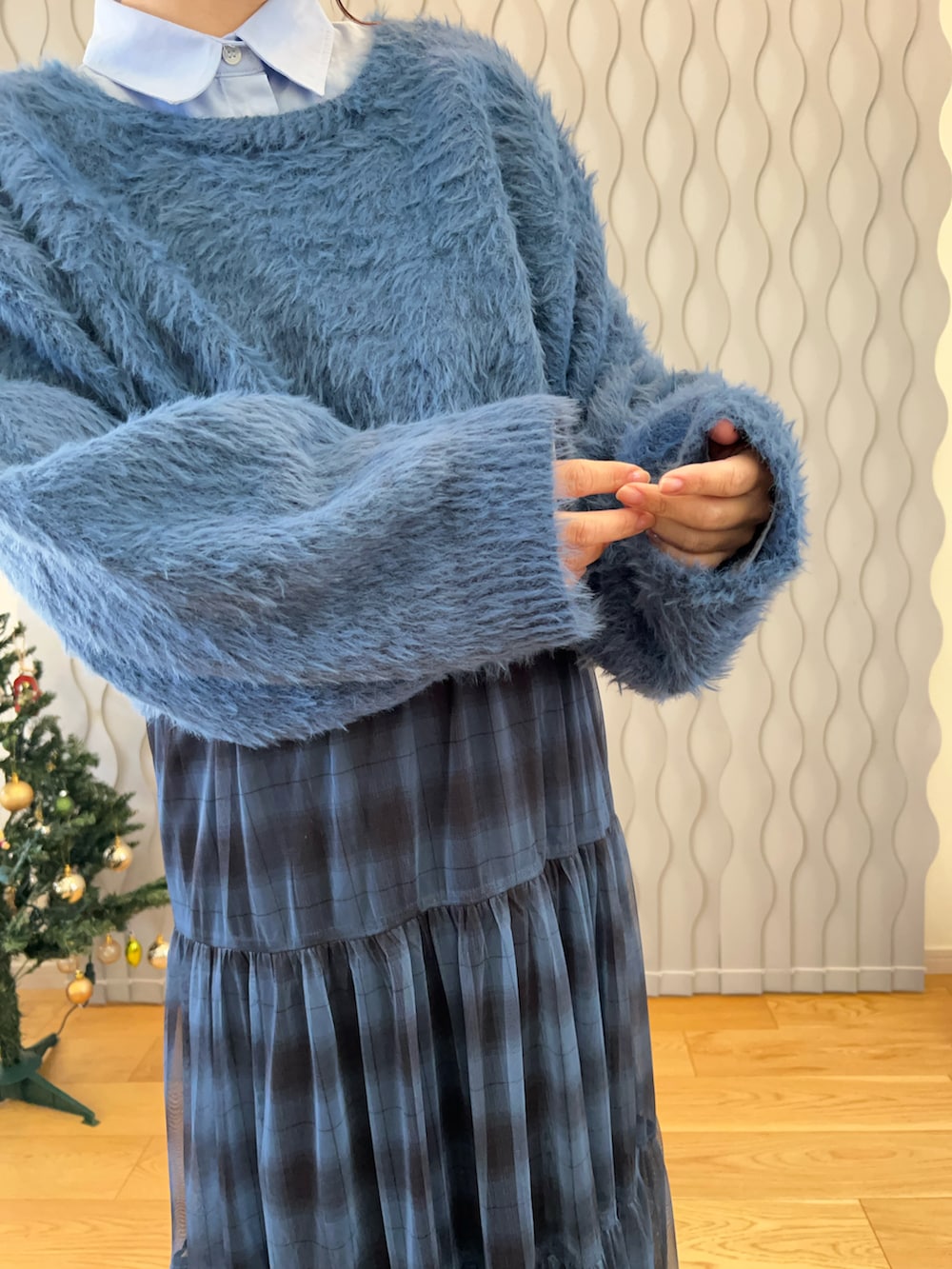 ブルー系のニット/セーター、ブルー系のシャツ/ブラウス、ブルー系のスカートを着用したレディースの冬コーディネートの4枚目の写真