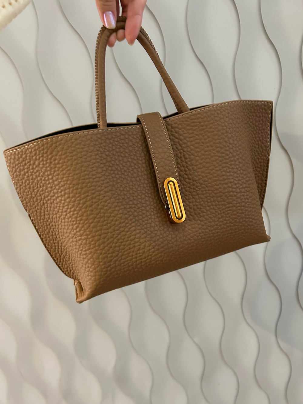 ブラック系のベスト、ブラック系のスカート、グリーン系のスニーカーを着用したレディースの冬コーディネートの2枚目の写真