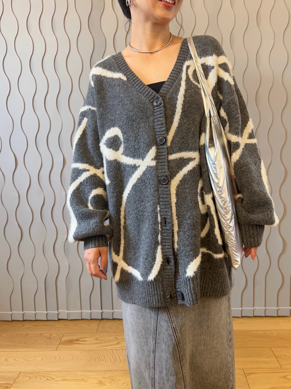 「ニット、デニム、レイヤードスタイル、大人かわいい、カーディガン、ロングスカート、ワントーンコーデ、グレー、ブーツ、休日スタイル、お出かけコーデ、秋冬コーデ、ニットコーデ、tiptop_pocket、tipコーデ」｜「wee9sのwinter buddy beanie / ウィンターバディービーニー（ニットキャップ/ビーニー、ブラック系）」を使った、はまち(¨)♡さん（レディース・155cm）の秋コーディネートの3枚目の写真