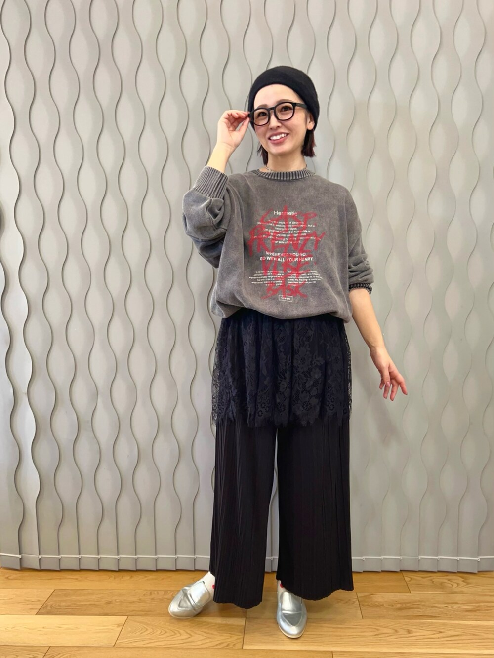 ブラック系のニット/セーター、ブラック系のパンツ、シルバー系のスリッポンを着用したレディースの冬コーディネートの2枚目の写真