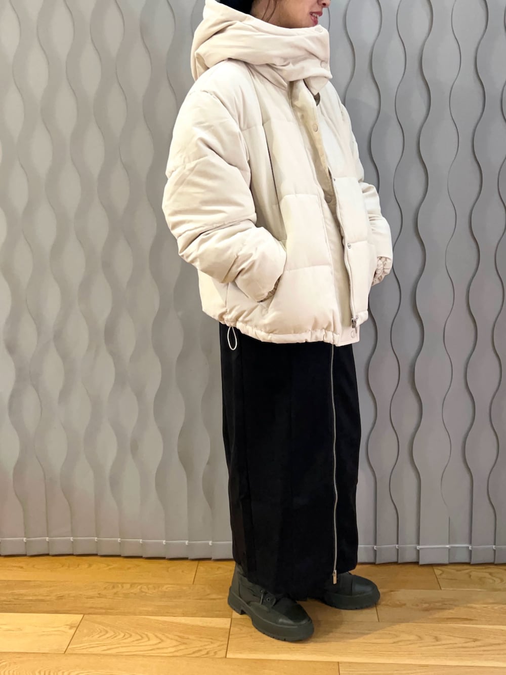 ホワイト系のダウンジャケット/コート、ブラウン系のブーツ、ベージュ系のスカートを着用したレディースの冬コーディネートの2枚目の写真