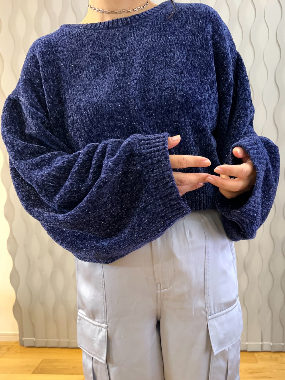 ブルー系のニット/セーター、ブルー系のカーゴパンツ、シルバー系のスリッポンを着用したレディースの冬コーディネートの2枚目の写真