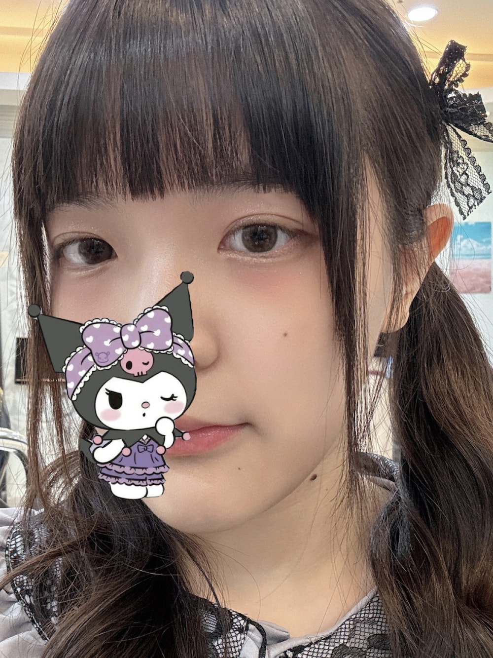 ブラック系のスカート、ブラック系のローファーを着用したレディースの春コーディネートの2枚目の写真