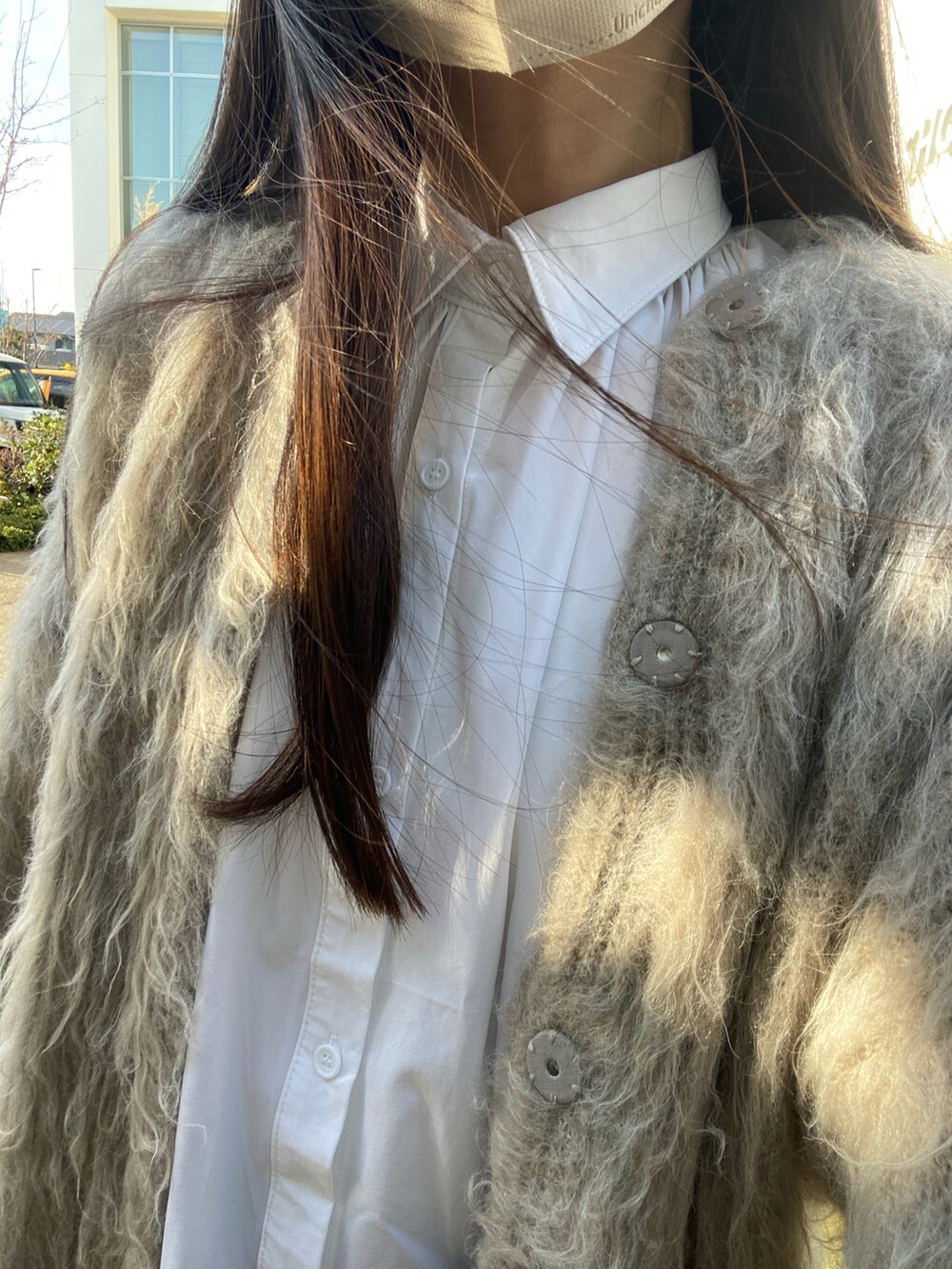 「オトナ女子、大人カジュアル、春カラー、おでかけコーデ、パンツスタイル、秋冬コーデ、あったかコーデ、ママコーデ、高身長女子」｜「HANNEのバックオープンボリュームブラウス（シャツ/ブラウス、ホワイト系）」を使った、rinaさん（レディース・170cm）の冬コーディネートの4枚目の写真