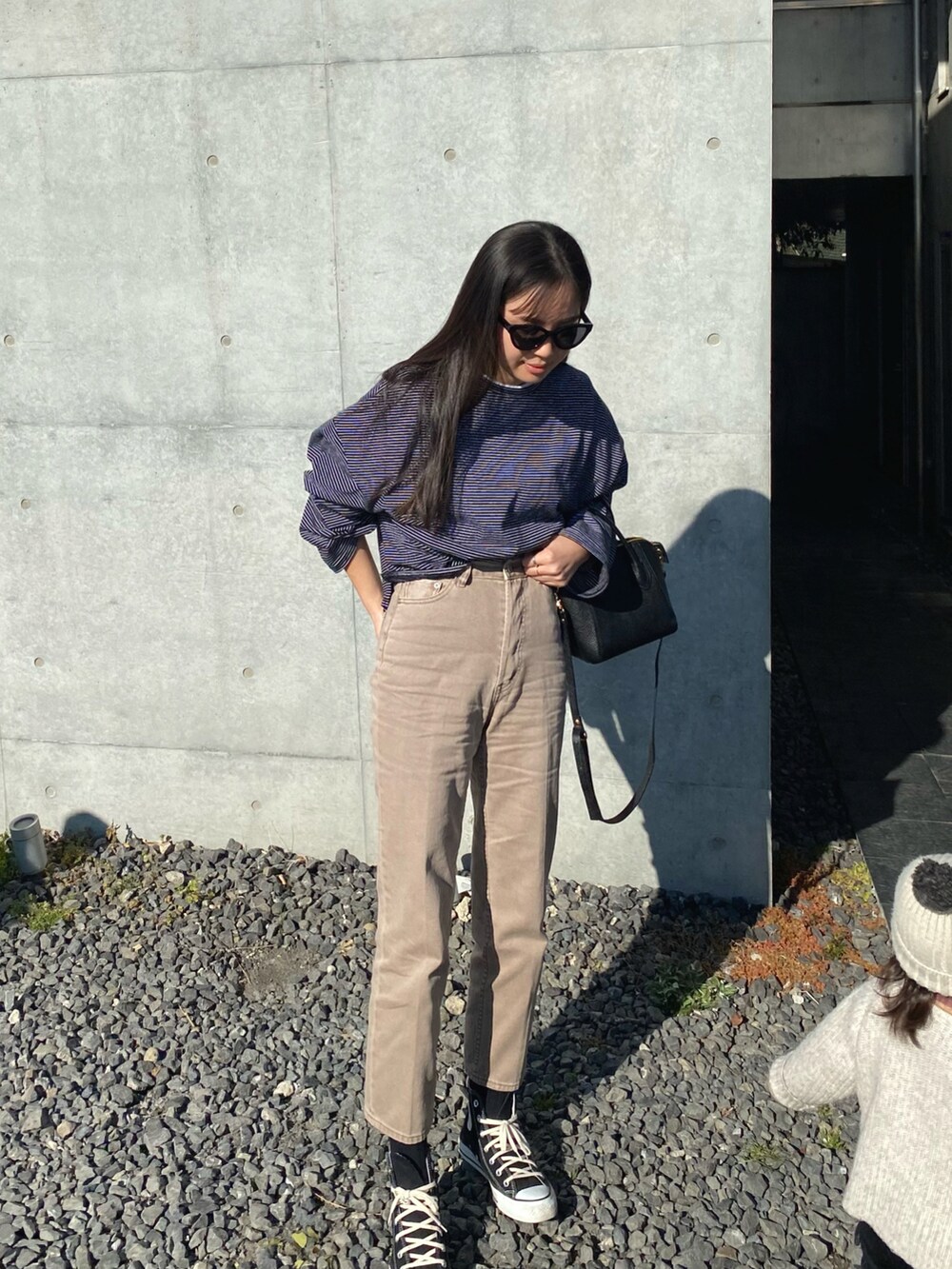 「春服コーデ、シンプルスタイル、今日のコーデ、休日コーデ、大人カジュアル、お出かけコーデ、ほめられ本命コーデ、高身長女子、ママコーデ、シンプルコーデ」｜「HAYNIの【HAYNI / ヘイニ】 本革2wayショルダートートバッグ シエナ(型押し) スカーフ付き（ハンドバッグ、ブラック系）」を使った、rinaさん（レディース・170cm）の冬コーディネートの2枚目の写真