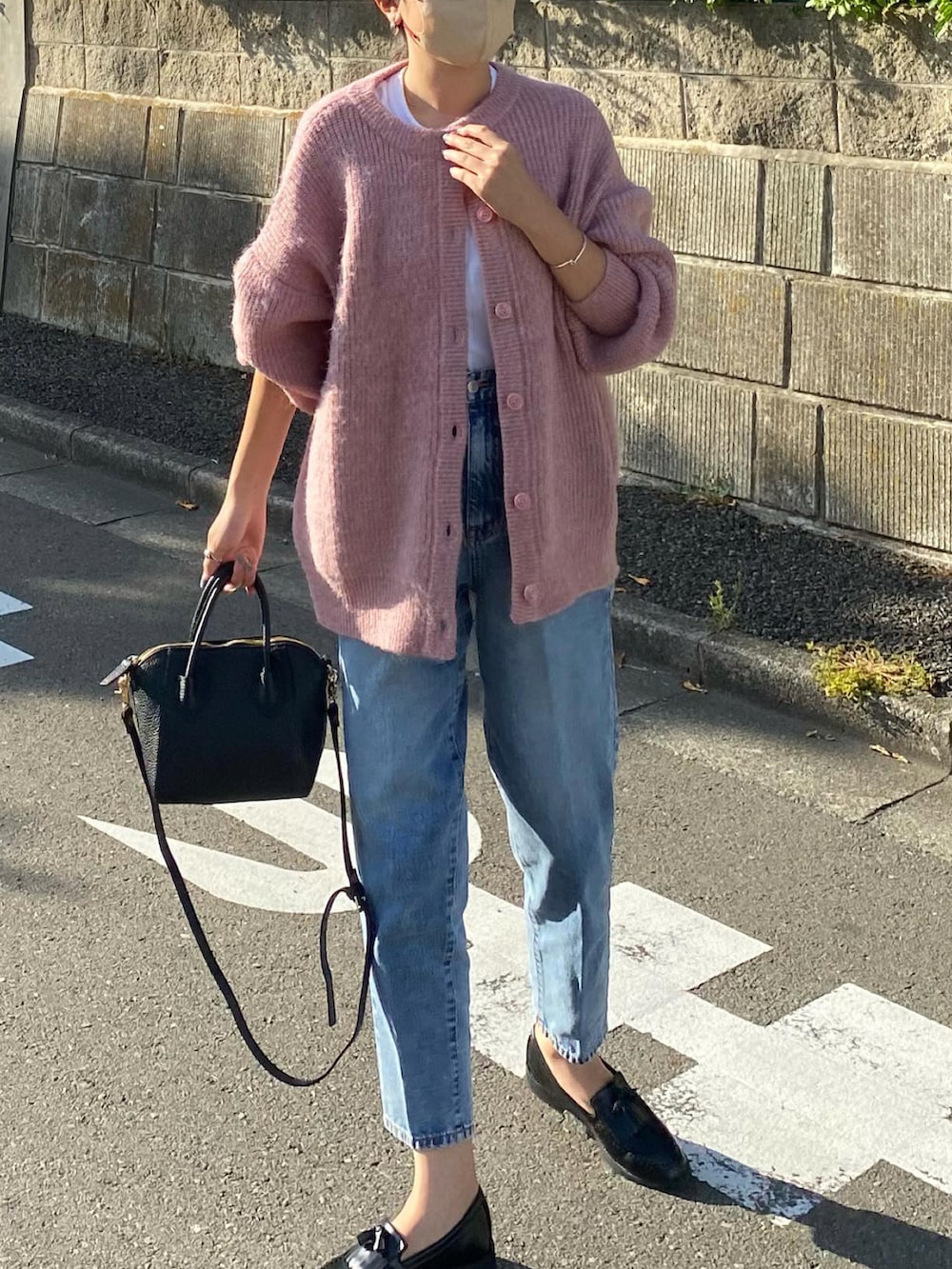 「秋服、カジュアルコーデ、大人かわいい、ゆるコーデ、初秋コーデ、着回しコーデ、秋コーデ、ニットカーディガン、ママコーデ、秋ルック紹介するよ」｜「BONLECILLのフェイクレザータッセルローファー（ローファー、ブラック系）」を使った、rinaさん（レディース・170cm）の秋コーディネートの4枚目の写真