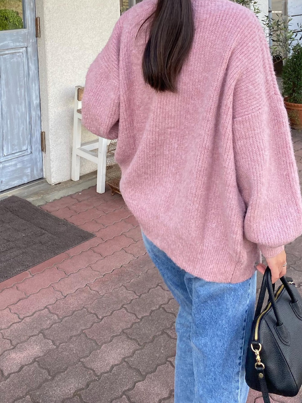 「秋服、カジュアルコーデ、大人かわいい、ゆるコーデ、初秋コーデ、着回しコーデ、秋コーデ、ニットカーディガン、ママコーデ、秋ルック紹介するよ」｜「BONLECILLのフェイクレザータッセルローファー（ローファー、ブラック系）」を使った、rinaさん（レディース・170cm）の秋コーディネートの2枚目の写真