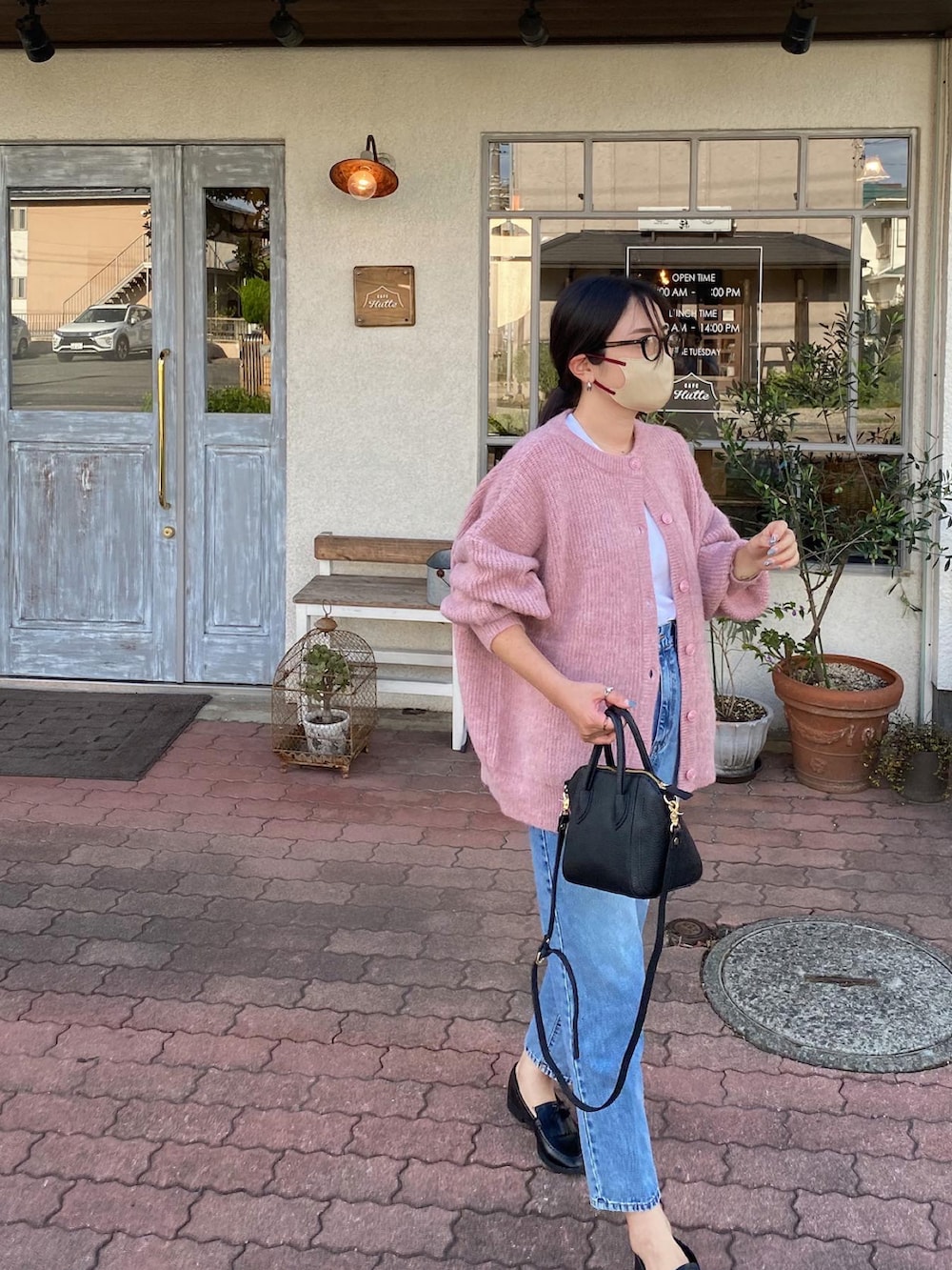「秋服、カジュアルコーデ、大人かわいい、ゆるコーデ、初秋コーデ、着回しコーデ、秋コーデ、ニットカーディガン、ママコーデ、秋ルック紹介するよ」｜「BONLECILLのフェイクレザータッセルローファー（ローファー、ブラック系）」を使った、rinaさん（レディース・170cm）の秋コーディネートの3枚目の写真