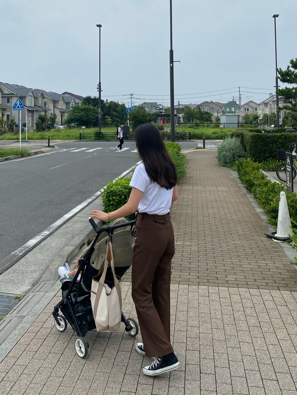 「秋服準備はじめました、シンプル、秋先取りコーデ、パンツスタイル、休日コーデ、オトナカワイイ、大人カジュアル、高身長女子、ママコーデ」｜「NOMINEのアイテム（パンツ、ブラウン系）」を使った、rinaさん（レディース・170cm）の秋コーディネートの3枚目の写真