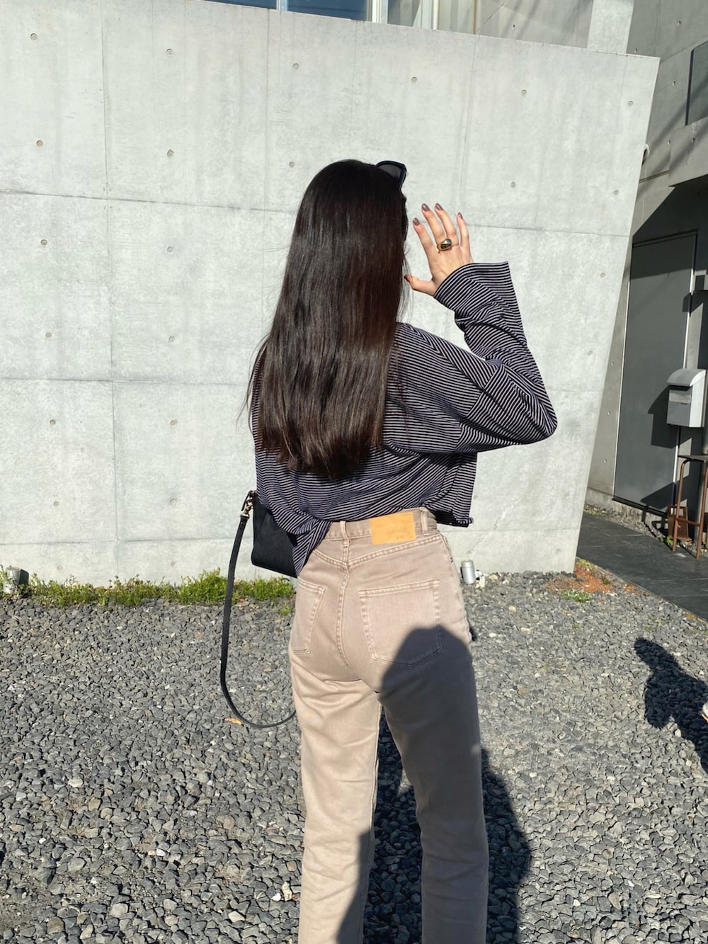 「春服コーデ、シンプルスタイル、今日のコーデ、休日コーデ、大人カジュアル、お出かけコーデ、ほめられ本命コーデ、高身長女子、ママコーデ、シンプルコーデ」｜「HAYNIの【HAYNI / ヘイニ】 本革2wayショルダートートバッグ シエナ(型押し) スカーフ付き（ハンドバッグ、ブラック系）」を使った、rinaさん（レディース・170cm）の冬コーディネートの3枚目の写真