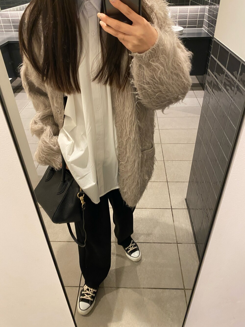 「オトナ女子、大人カジュアル、春カラー、おでかけコーデ、パンツスタイル、秋冬コーデ、あったかコーデ、ママコーデ、高身長女子」｜「HANNEのバックオープンボリュームブラウス（シャツ/ブラウス、ホワイト系）」を使った、rinaさん（レディース・170cm）の冬コーディネートの2枚目の写真