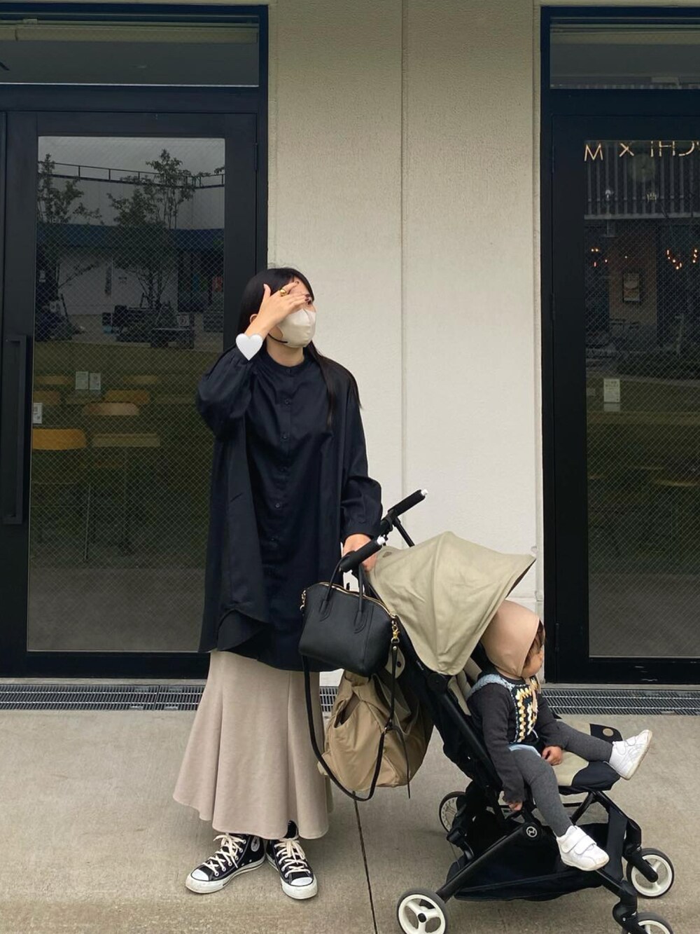 「秋服コーデ、お出かけコーデ、オトナカワイイ、ロングスカート、マーメイドスカート、秋ルック紹介するよ、秋服準備はじめました、ママファッション」｜「KOBE LETTUCEのバンドカラーシャツワンピース（シャツワンピース、ブラック系）」を使った、rinaさん（レディース・170cm）の秋コーディネートの2枚目の写真